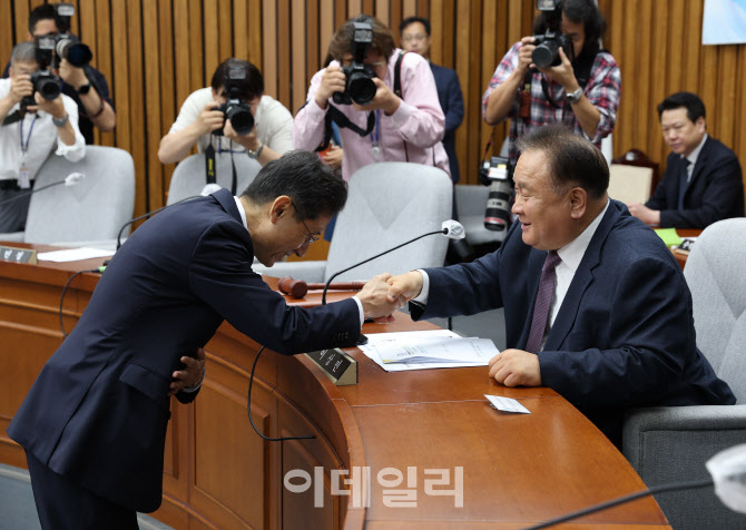 [포토]인사청문회, '악수하는 서경환-이상민'