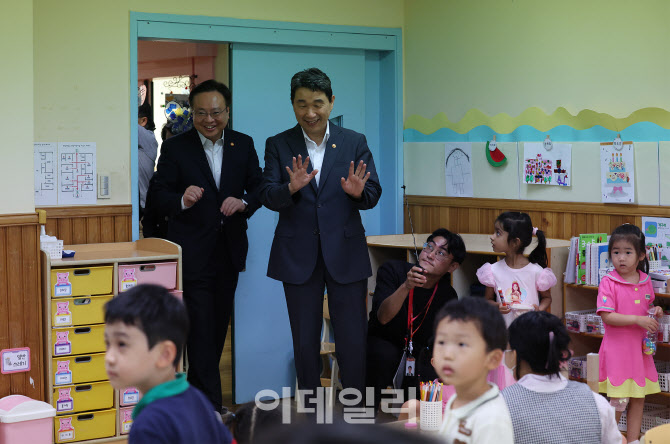 [포토]어린이집 방문한 이주호 부총리-조규홍 장관