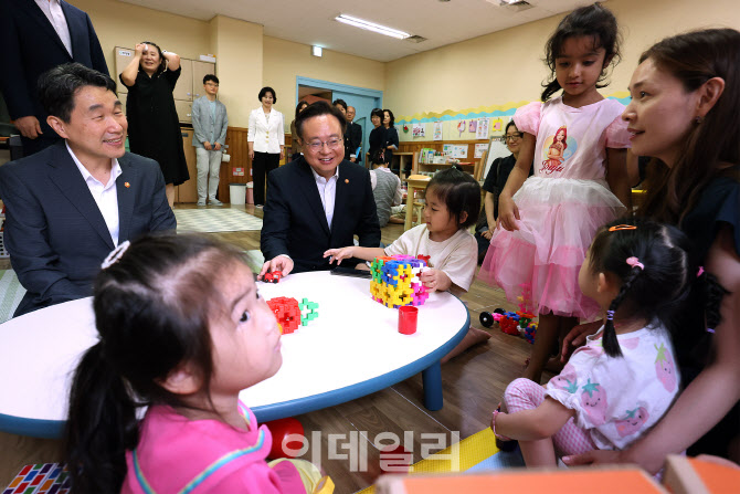 [포토]미소 짓는 이주호 부총리-조규홍 장관