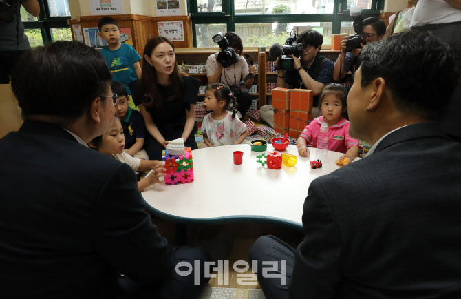 [포토]보육교사의 건의사항 경청하는 이주호 부총리-조규홍 장관