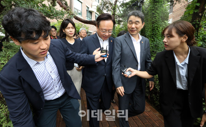 [포토]취재진 질문받는 조규홍 보건복지부 장관
