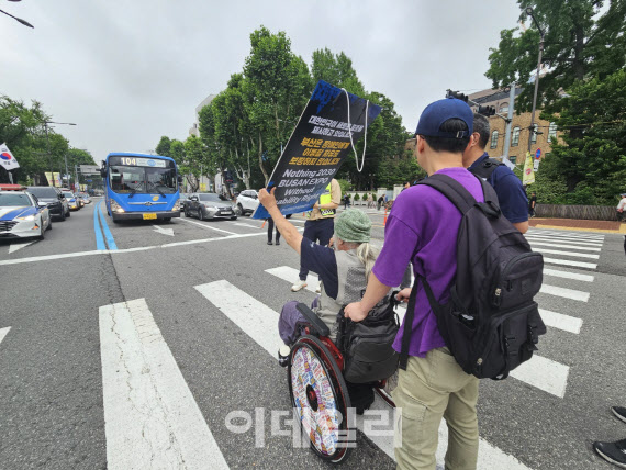 전장연, 출근길 혜화동서 버스차로 기습 점거 시위…운행 차질