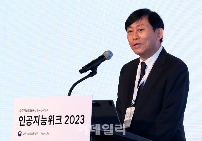 [포토]‘인공지능위크 2023 개회식’에서 축사하는 고진 디지털플랫폼정부위원회 위원장