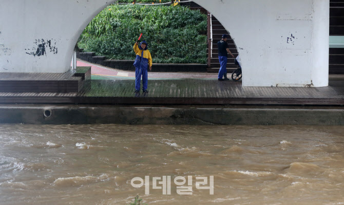 [포토]집중 호우에 곳곳 침수