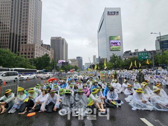 보건의료노조, 우천 속 2만명 상경집회…"공공의료 확충"