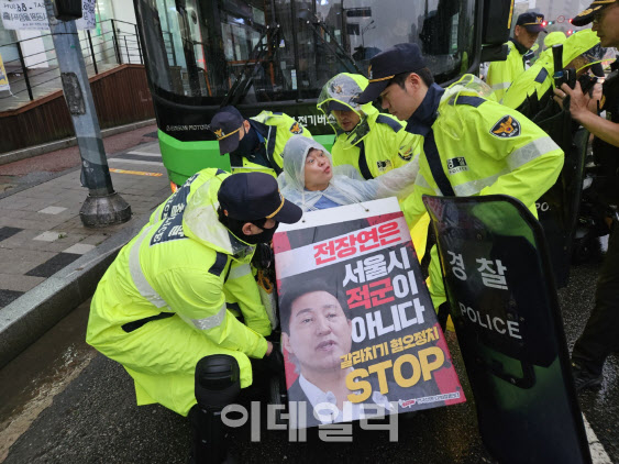 장맛비 속 출근길 버스 또 막은 전장연…경찰, 출석 통보