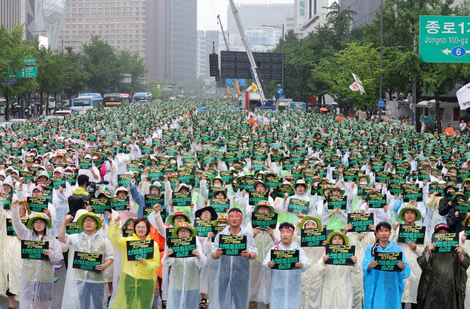 “코로나 극복 헌신에도 정부 나몰라라”…빗속 총파업 보건의료노조