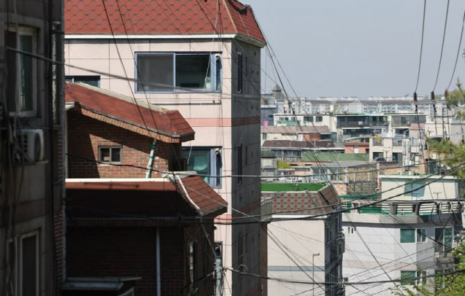 “매일 남자 바뀌더라” 빌라 아랫집에 벽보 붙인 여성, 왜