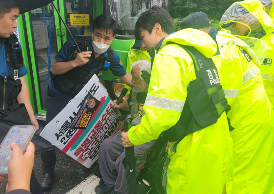 서울시, 전장연 버스전용차로 기습시위에 '강력대응' 천명