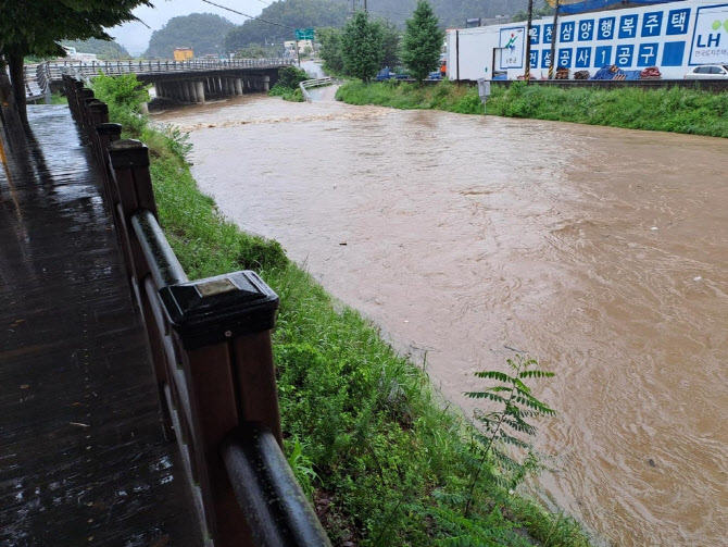 불어난 하천서 고무보트 탄 초등생들…600m 떠내려가다 탈출