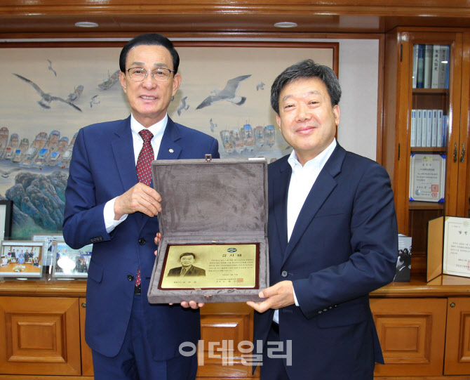 [포토] 수협, 남한권 울릉군수에 감사패 전달