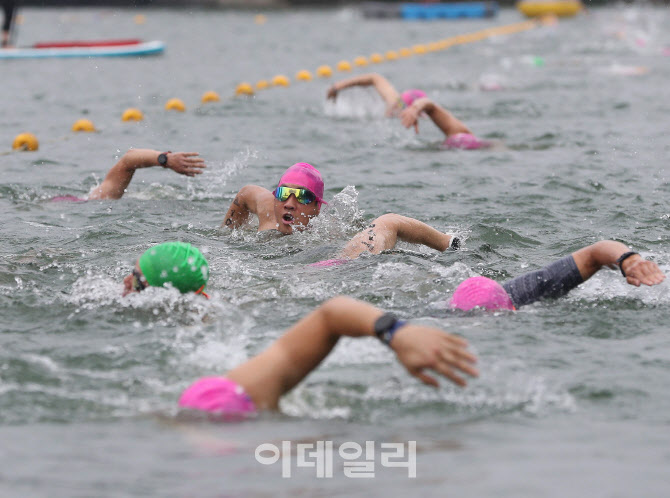 [포토]석촌호수 가르는 철인들