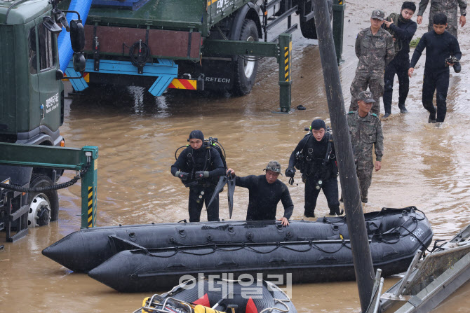 [포토]시신 수색을 위해 이동하는 구조대원들