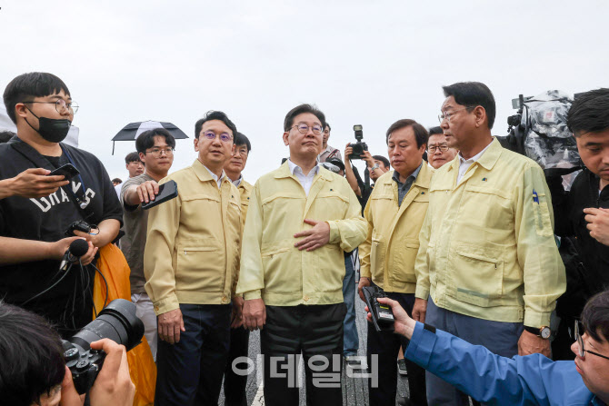 [포토]피해현장에서 취재진 질문 받는 이재명 대표