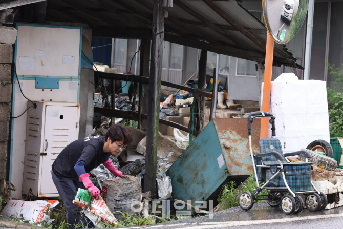 [포토]복구 작업하는 주민들