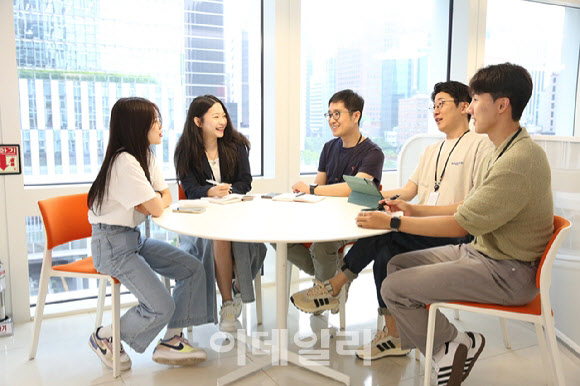 한화 건설부문 "청바지, 라운드티 자유롭게 입으세요"