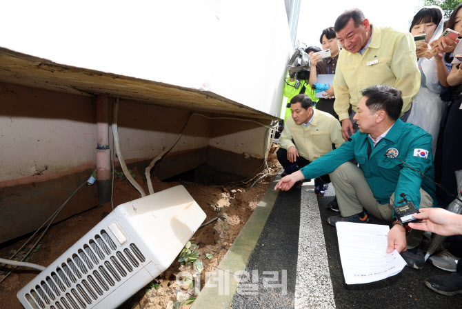 [포토]아파트 지하에 가득찬 토사물 바라보는 김기현 대표