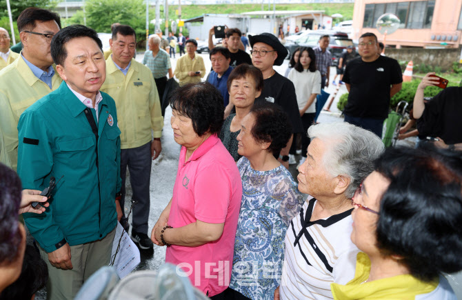 [포토]침수피해 주민 위로하는 김기현 국민의힘 대표