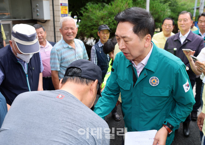 [포토]침수피해 주민 위로하는 김기현