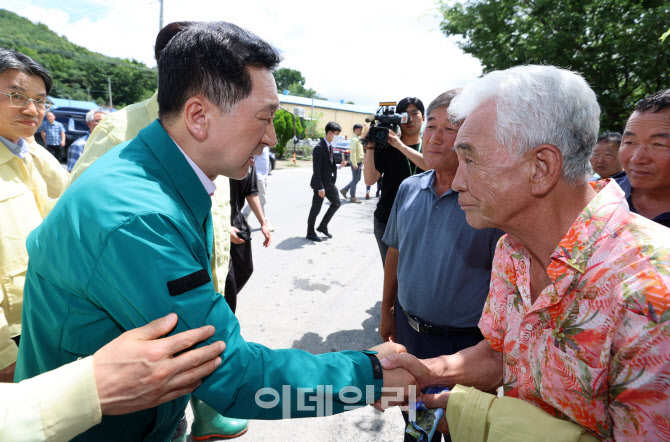 [포토]청양군 폭우 침수피해 주민 위로하는 김기현 대표