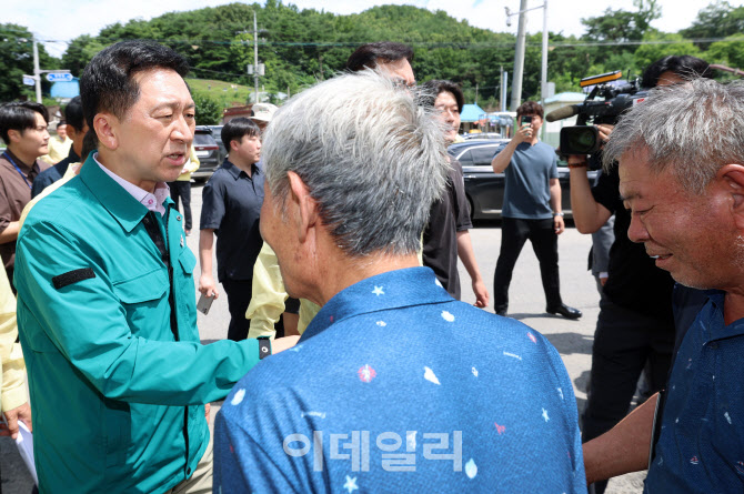 [포토]청양군 폭우 침수피해 주민 위로하는 김기현