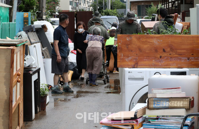 [포토]도로에 꺼내 논 침수피해 집들의 가재도구