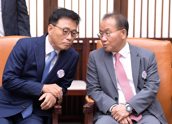 `尹 우크라 방문`에 野 "비상식적이고 무책임" 與 "국익 위한 것"