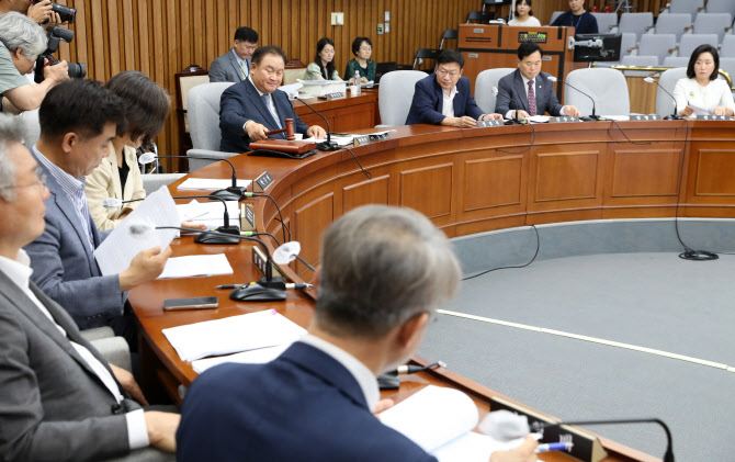 국회, 서경환 대법관 후보 심사보고서 채택…권영준 내일 재논의