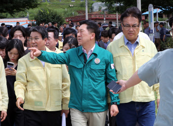 수해 피해에 정쟁 멈춘 여야, 수해 현장 잇단 방문