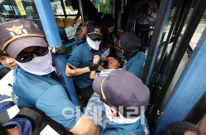 경찰, ‘버스탑승 시위’ 전장연 활동가 2명 현행범 체포