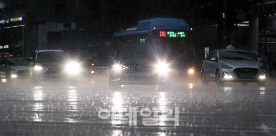 18일 장맛비 다시 굵어져…충청·남부지방 주의[내일날씨]