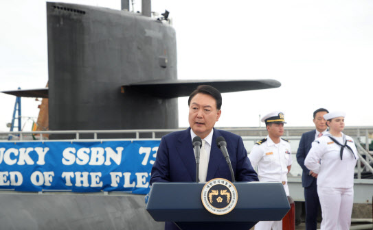 尹 “전략자산 정례적 전개로 北 위협에 압도적 대응”