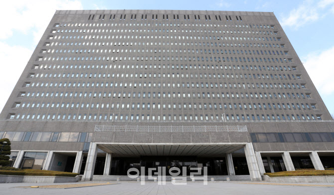 검찰 'KT 일감 몰아주기' 의혹 구현모·남중수 자택 압수수색