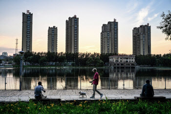 “두번째 주택 구입도 OK”…중국, 부동산 규제 완화 ‘만지작’