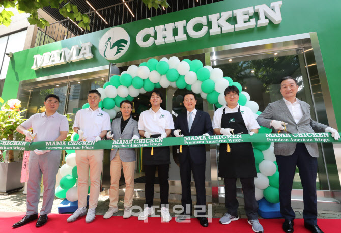 [포토]한국파파존스, '마마치킨' 공식 론칭