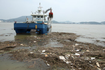 '폭우 후폭풍'…전국 바다에 쓰레기 6000톤 쏟아졌다