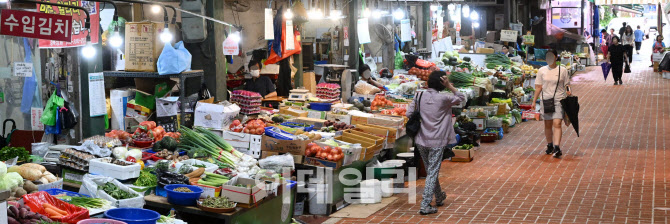 [포토]장마철에 채소 가격 줄줄이 상승, 한산한 전통시장