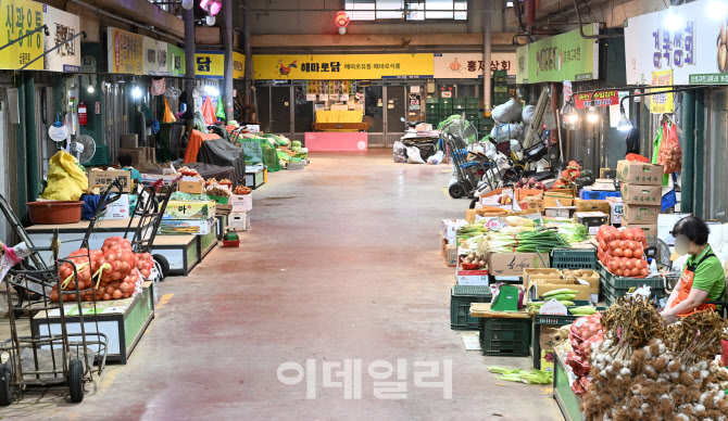 [포토]'밥상 물가' 비상, 한산한 전통시장