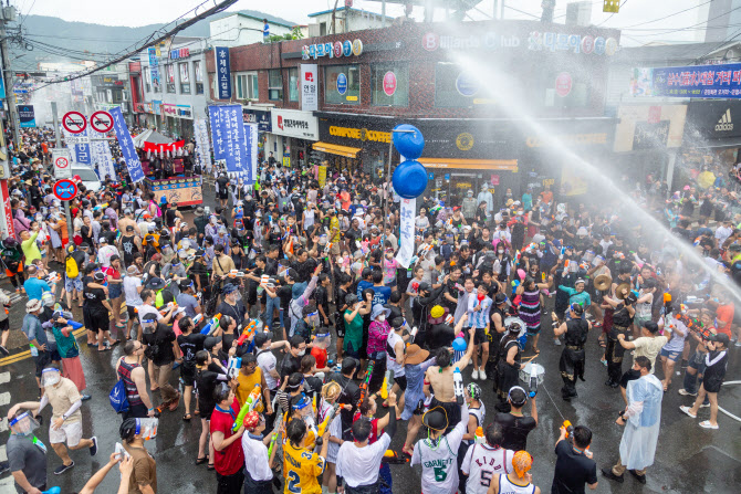 물이 쏟아지는 시원한 축제…'정남진장흥물축제' 29일부터