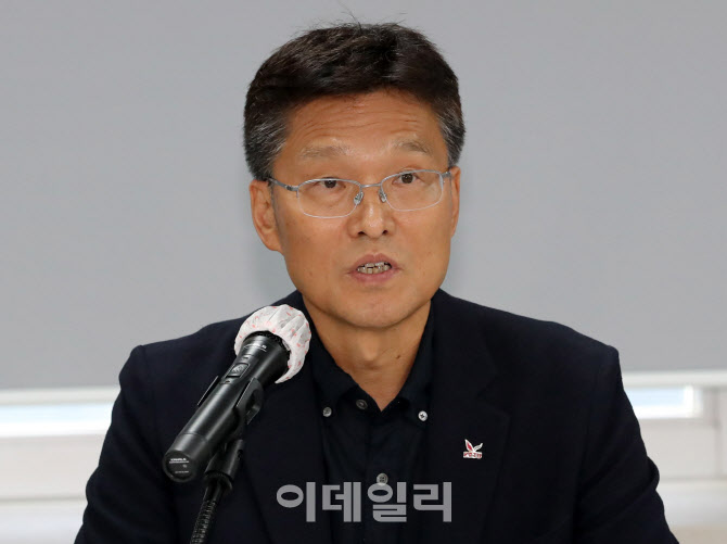 [포토]'교사 교육활동 보호를 위한 간담회'에서 발언하는 김용서 교사노조연맹 위원장