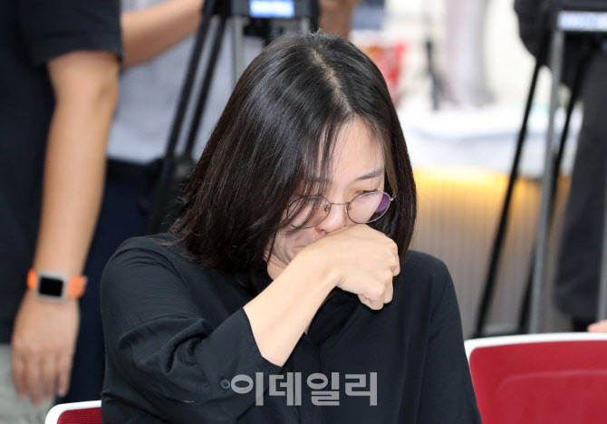 [포토]눈시울 붉어진 선생님