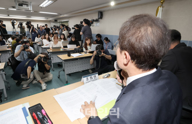 [포토]교권보호 약속한 교육감… 기자회견장 찾은 또다른 유가족의 눈물