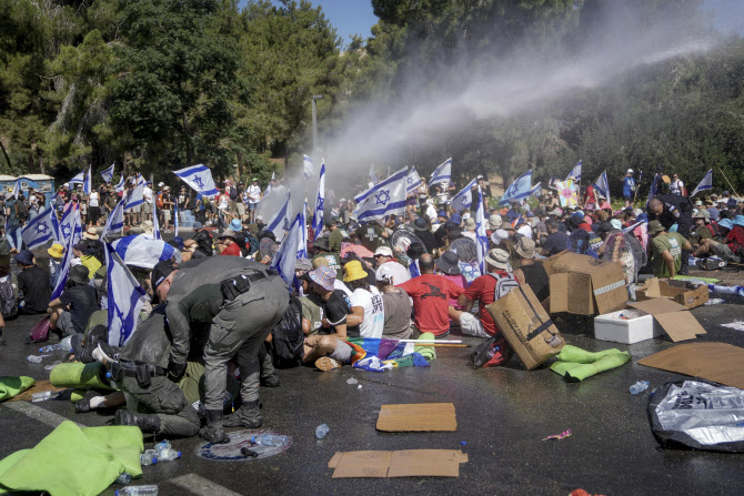 의회 앞 물대포 쏘고…이스라엘 사법정비 반대 시위 '격화'