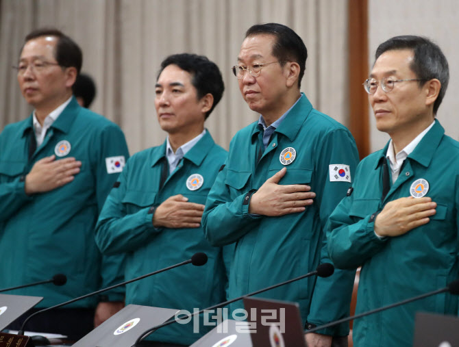 [포토] 국민의례하는 권영세 통일부 장관