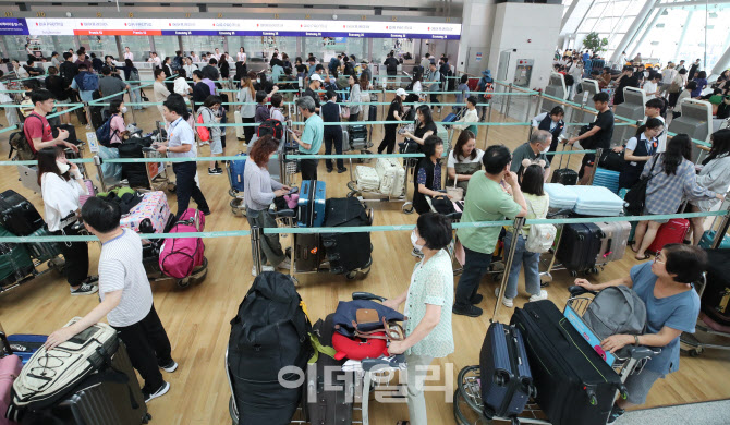 [포토]휴가철로 북적이는 인천국제공항