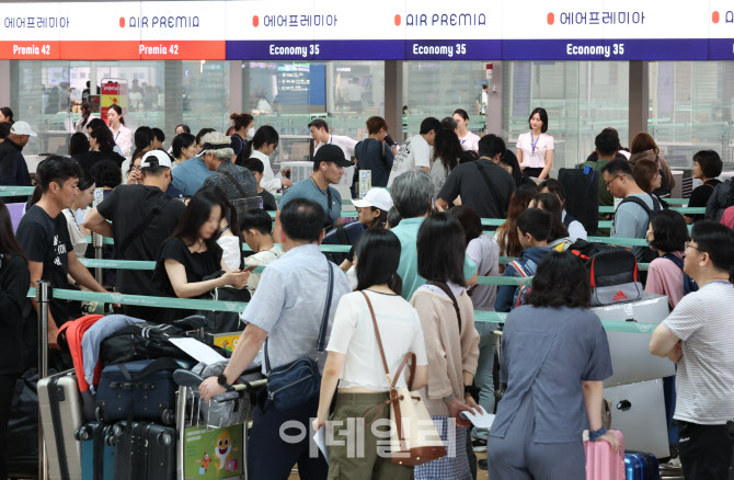 [포토]휴가철 출국 수속 기다리는 시민들