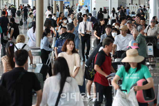 [포토]떠나는 시민들로 북적이는 인천국제공항