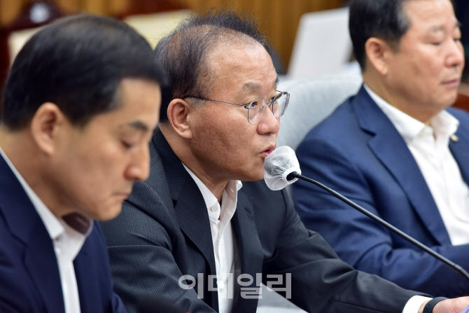 與 “교권회복 법 개정 추진한다…학생 체벌 부활은 아냐”(종합)