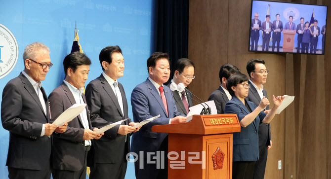 [포토]하영제 의원과 경남도 의원들, '우주항공청 설치 특별법' 제정 촉구 기자회견