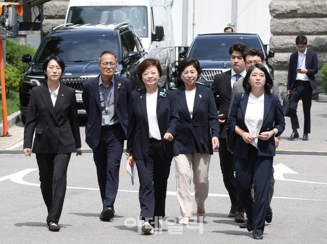 [포토] 헌법재판소 심판정 향하는 야당 의원들